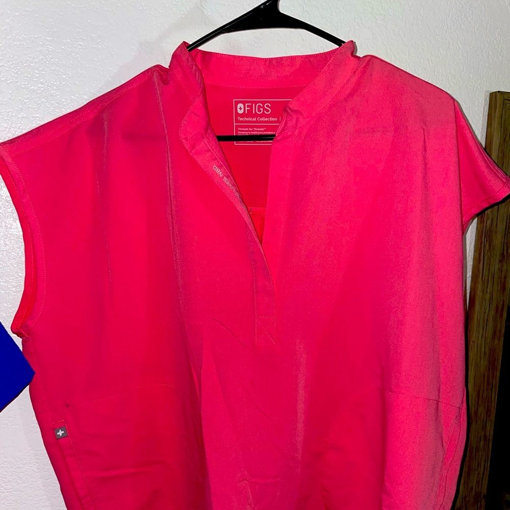 FIGS Large Rafaela Top NEÓN PINK
